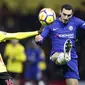 Aksi pemain Watford, Abdoulaye Doucoure (kiri) membayangi pemain pergerakan pemain Chelsea, Davide Zappacosta pada lanjutan Premier League di Vicarage Road stadium, London, (5/2/2018). Chelsea kalah 1-4. (AP/Frank Augstein)