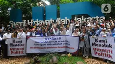 Sivitas akademika dan alumni Universitas Islam Negeri (UIN) Syarif Hidayatullah saat menyampaikan Seruan Ciputat mengenai perkembangan Pemilu 2024 di Kampus UIN, Tangerang Selatan, Banten, Senin (5/2/2024). (merdeka.com/Arie Basuki)