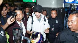 Tiba di Indonesia, Valentino Rossi langsung disambut meriah penggemarnya yang menanti di area luar Bandara Soekarno-Hatta, Tangerang, Banten pada Senin (29/9/2025) malam. (Foto: Pertamina Lubricants)
