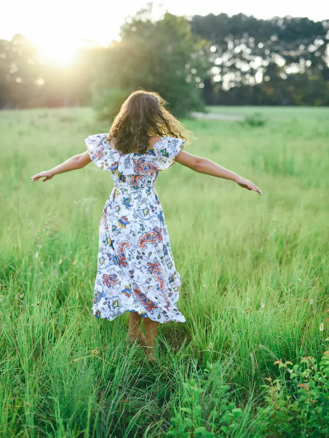 Perempuan dengan dress floral