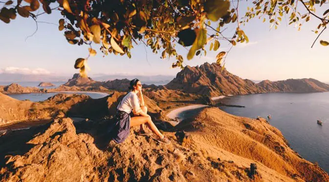 Travel blogger, Harival Zayuka menceritakan perjalanan wisatanya di Pulau Padar yang berada di kawasan Taman Nasional Komodo.