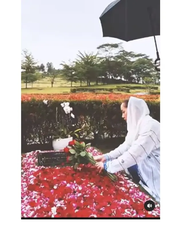 10 Momen Bunga Citra Lestari Ziarah ke Makam Ashraf Sinclair di Hari Ulang Tahun Pernikahan