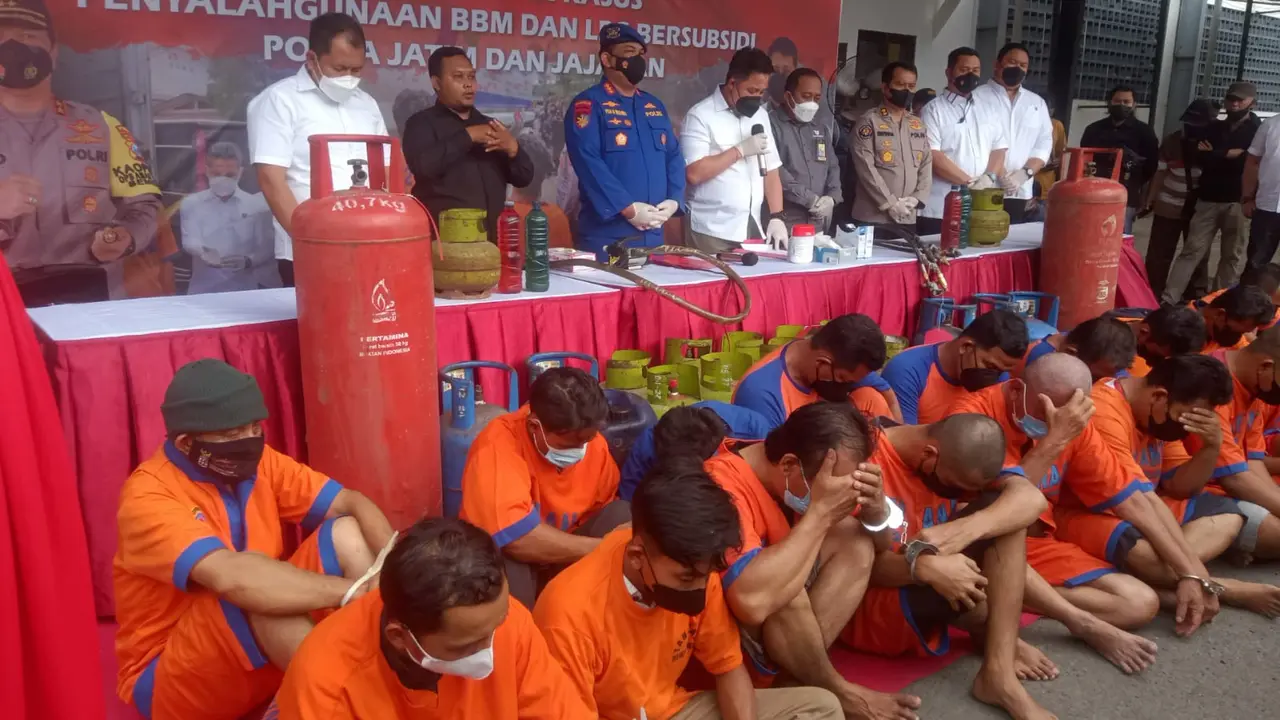 Para pelaku penyelewengan BBM dan gas elpiji diamankan di Polda Jatim. (Dian Kurniawan/Liputan6.com)