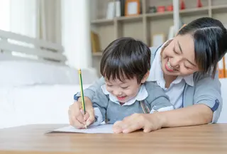 Salah satu aktivitas sederhana namun bermakna yang bisa kamu coba adalah membuat kindness notes bersama anak. [Dok/freepik.com/jcomp]