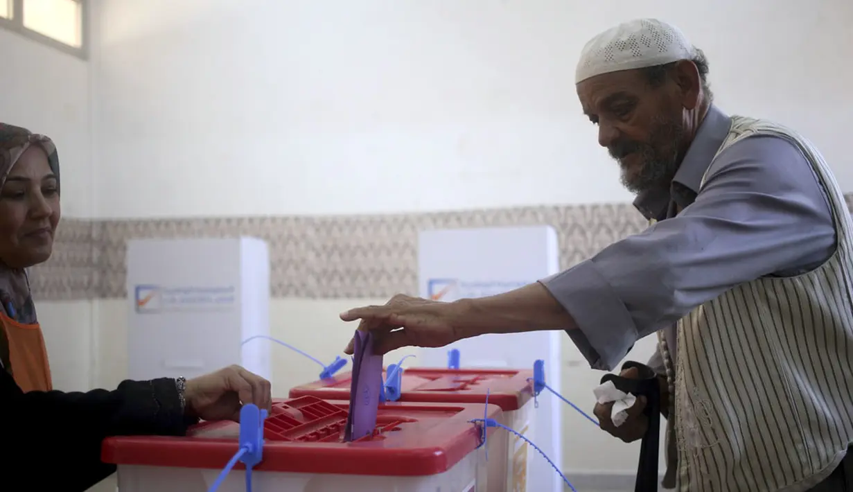 Beberapa kotak plastik disiapkan untuk menaruh kertas suara yang sudah digunakan warga Libya pada Pemilu Parlemen, Benghazi, (25/6/2014). (REUTERS/Esam Omran Al-Fetori)