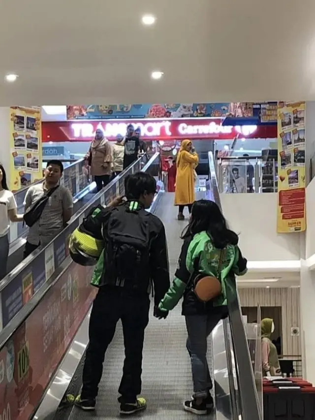 6 Kelakuan Orang di Eskalator Mal Ini Bikin Geleng Kepala