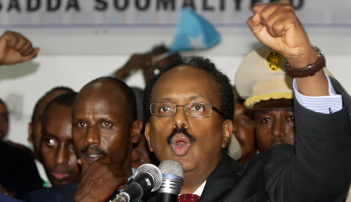 Mohamed Abdullahi Farmajo mengepalkan tangan sambil menyampaikan sambutan usai terpilih sebagai Presiden baru Somalia, di Mogadishu, Rabu (8/2). Farmajo lahir di Mogadishu dan bekerja di AS sebagai diplomat pada dekade 1980. (AP Photo/Farah Abdi Warsameh)