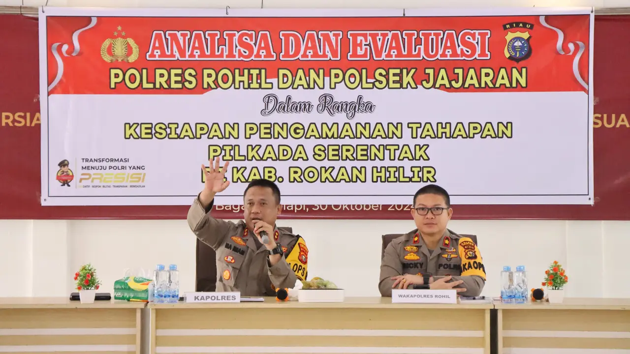 Kapolres Rokan Hilir AKBP Isa Imam Syahroni memimpin rapat persiapan pengamanan Pilkada 2024.