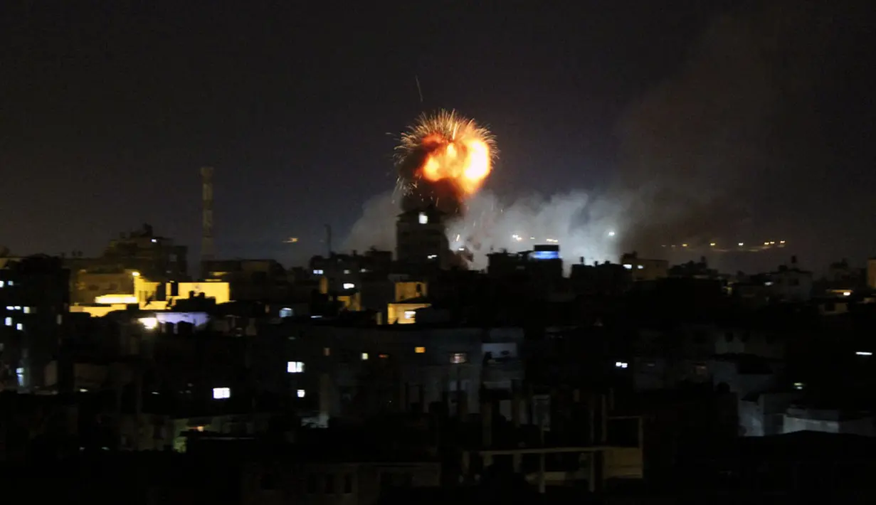 Serangan udara militer Israel ke jalur Gaza menghancurkan satu bangunan pemukiman di kota Rafah, Palestina (REUTERS/Abed Sha'at)