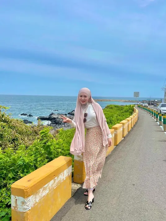 Pakai turban tetap sopan, sontek gaya Ayana Moon yang mengenakan pashmina dan inner ciput. [@siviazizah].