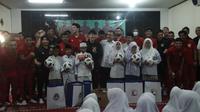 Pelatih Timnas Indonesia, Shin Tae-yong bersama pengurus PSSI mengunjungi pondok pesantren Daaruut Taubah di Bandung, Selasa (31/5/2022). (Bola.com/Erwin Snaz)