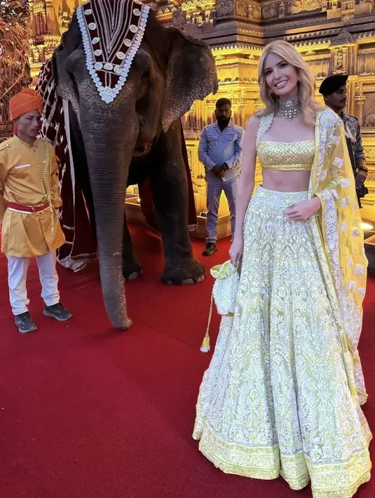 Ivanka tampil dengan top kuning keemasan yang cocok dengan sari organza bermotif putih dan rok panjang serasi.  [@ivankatrump]