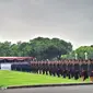 Presiden Joko Widodo atau Jokowi memberikan penghargaan Adhi Makayasa kepada empat perwira TNI dan Polri tahun 2023, Rabu (26/7/2023). (Liputan6.com/ Lizsa Egeham)