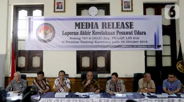 Suasana keterangan pers mengenai investigasi kecelakaan pesawat Lion Air JT 610 di Kantor KNKT, Jakarta Pusat, Jumat (25/10/2019). KNKT menemukan sembilan faktor yang berkontribusi dalam kecelakaan pesawat Lion Air JT 610 pada 29 Oktober 2018 di Tanjung Karawang. (Liputan6.com/Johan Tallo)