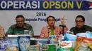 Kepala BPOM, Roy Sparringa (tengah) memberikan keterangan terkait hasil operasi Opson V di Gedung BPOM, Jakarta, Selasa (12/4/2016). BPOM menyita 12 truk pangan illegal dengan nilai lebih dari 6,3 miliar rupiah. (Liputan6.com/Helmi Fithriansyah)