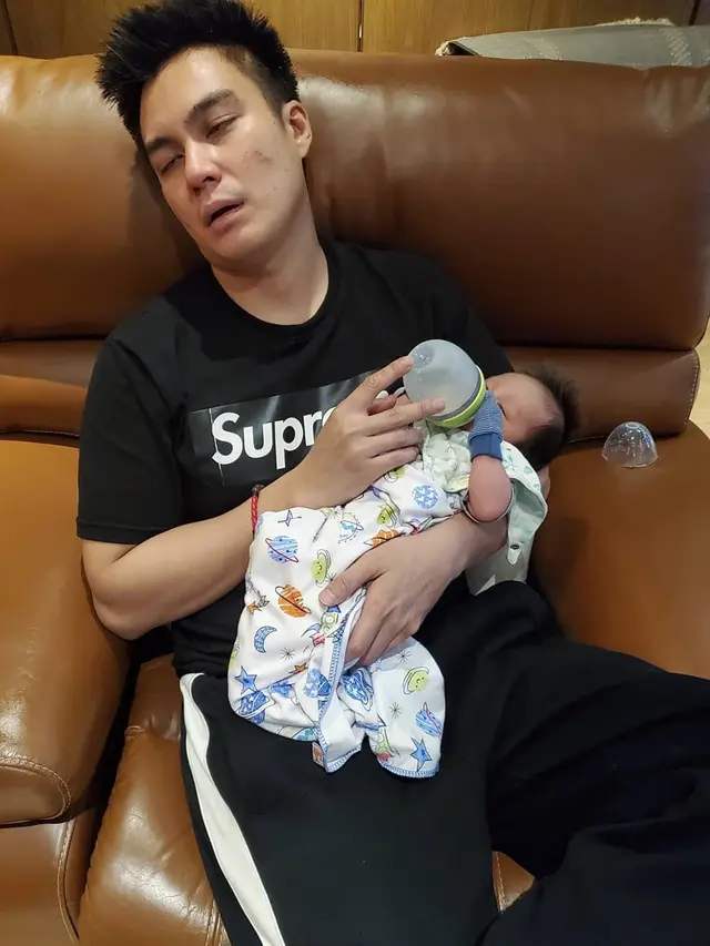 Ayah Idaman, Ini 6 Potret Seleb Ketiduran Bareng Buah Hati