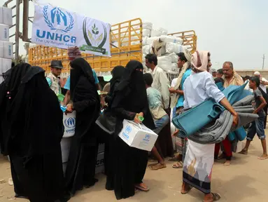 Warga Yaman mengantre untuk menerima bantuan selimut dan alas tidur dari Komisaris Tinggi PBB untuk Pengungsi (UNHCR) di kota pesisir Hodeidah, Yaman (11/4). (AFP Photo/Abdo Hyder)