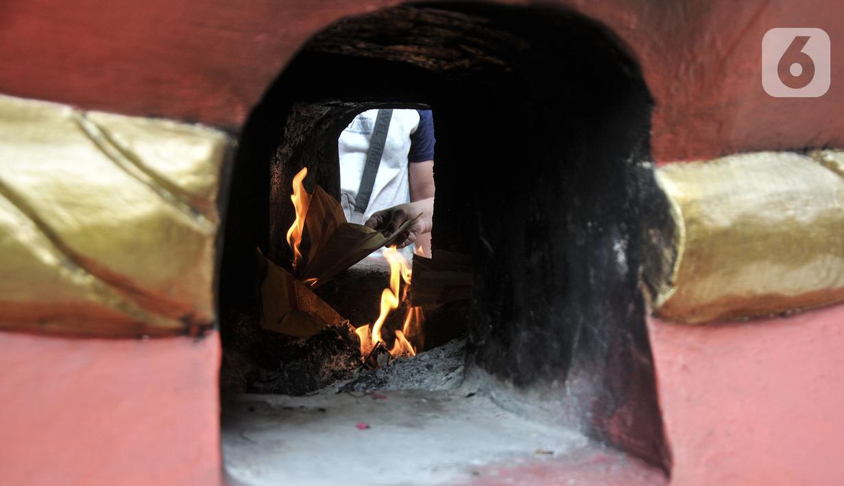 Warga keturunan Tionghoa membakar kertas doa saat sembahyang Tahun Baru Imlek 2574 di Wihara Buddha Dharma & Pho Sat, Tajur Halang, Bogor, Minggu (22/1/2023). Wihara Buddha Dharma & Pho Sat atau yang juga dikenal dengan Wihara Buddha Tidur menjadi salah satu tempat ibadah warga Tionghoa dalam merayakan Tahun Baru Imlek sebagai ungkapan rasa syukur atas rejeki dan keselamatan dari tuhan serta untuk pengharapan kehidupan lebih baik di tahun Kelinci Air. (merdeka.com/Iqbal S Nugroho)