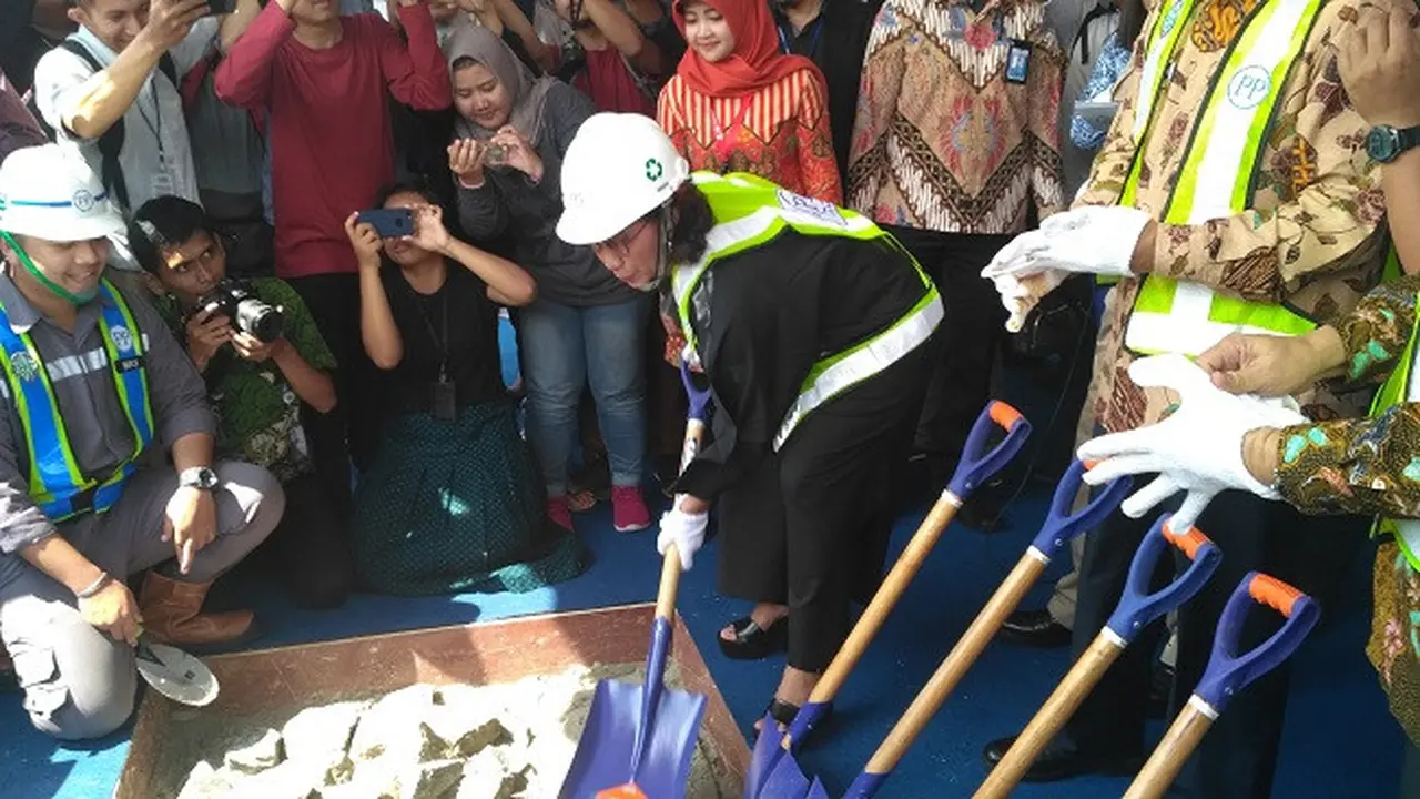 Menteri Kelautan dan Perikanan (MKP) Susi Pudjiastuti melakukan peletakan batu pertama (groundbreaking) Pasar Ikan Modern (PIM) Muara Baru, Jakarta, pada Kamis (8/2/2018). (Liputan6.com/achmad Dwi Apriyadi)