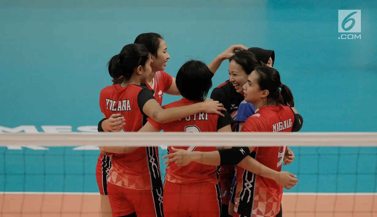 Timnas voli putri Indonesia berselebrasi usai mendapat poin saat melawan Thailand dalam laga final Sea Games 2017 di MITEC, Kuala Lumpur, Malaysia, Minggu (27/8). Indonesia kalah melawan Thailand dengan skor 0-3. (Liputan6.com/Faizal Fanani)