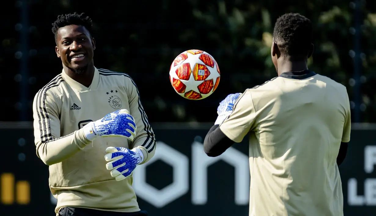 Kiper Ajax Amsterdam, Andre Onana mengikuti sesi latihan tim di Sports park De Toekomst, Belanda (9/4). Ajax akan bertanding melawan wakil Italia Juventus pada leg pertama babak perempatfinal Liga Champions di Johan Cruyff Arena. (AFP Photo/ANP/Robin van Lonkhuijsen)