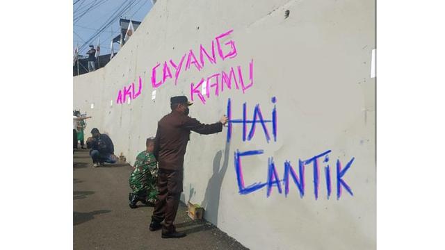 6 Editan Foto ala Netizen di Coretan Tembok Ini Kocak