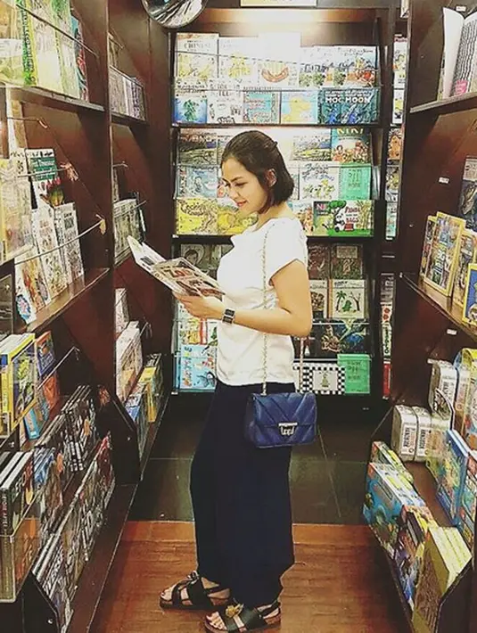 Di sisi lain, Reva mengatakan pernah menjalani diet juga beberapa waktu lalu. Namun di saat hamil, ia sudah tidak melakukannya lagi dan bisa terus makan tanpa dibatasi. (Instagram/Vatemat)