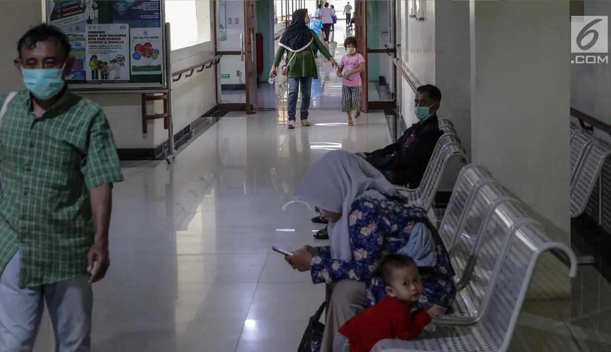 Sejumlah pasien menunggu di RSPI Prof Dr Sulianti Saroso, Jakarta, Senin (11/11). Di RSPI Sulianti Saroso ada 33 orang pasien yang secara klinis dicurigai difteri dan mendapat perawatan intensif di ruang isolasi. (Liputan6.com/Faizal Fanani)