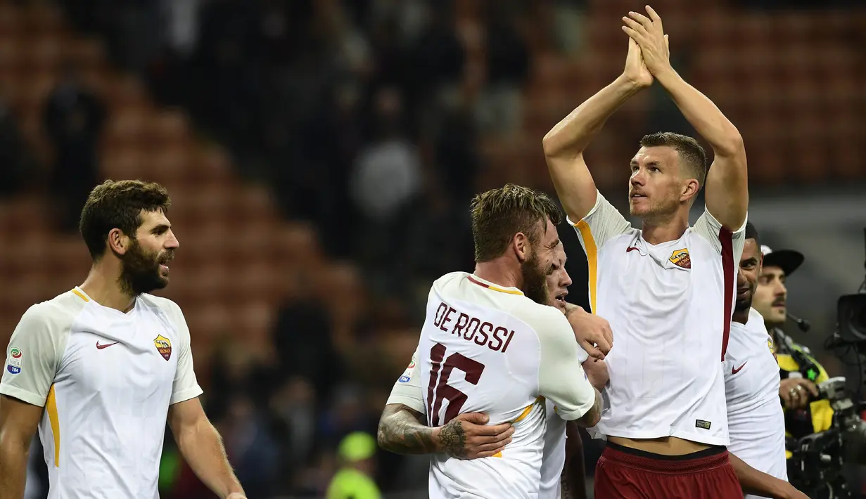 Striker AS Roma, Edin Dzeko, merayakan gol yang dicetaknya ke gawang AC Milan pada laga Serie A Italia di Stadion San Siro, Milan, Minggu (1/10/2017). Milan kalah 0-2 dari Roma. (AFP/Miguel Medina)