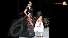 Annisa Pohan tampak luwes saat berpose memeragakan gaun rancangan Manda Rahardjo (Liputan6.com/Panji Diksana)