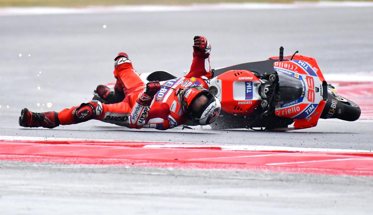 Pebalap Ducati, Jorge Lorenzo, terjatuh pada balapan MotoGP San Marino di Sirkuit Misano, Minggu (11/9/2017). Pebalap asal Spanyol itu hanya mampu melahap tujuh lap sebelum terjatuh di tikungan keenam. (AFP/Marco Bertorello)