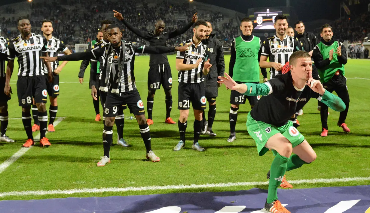 Kiper Angers (SCO), Ludovic Butelle (kanan) dan rekannya melakukan selebrasi usai menahan imbang Paris Saint-Germain (PSG) pada lanjutan Ligue 1 di Stadion Jean Bouin, Angers, France. (AFP Photo/Jean Francois Monier)
