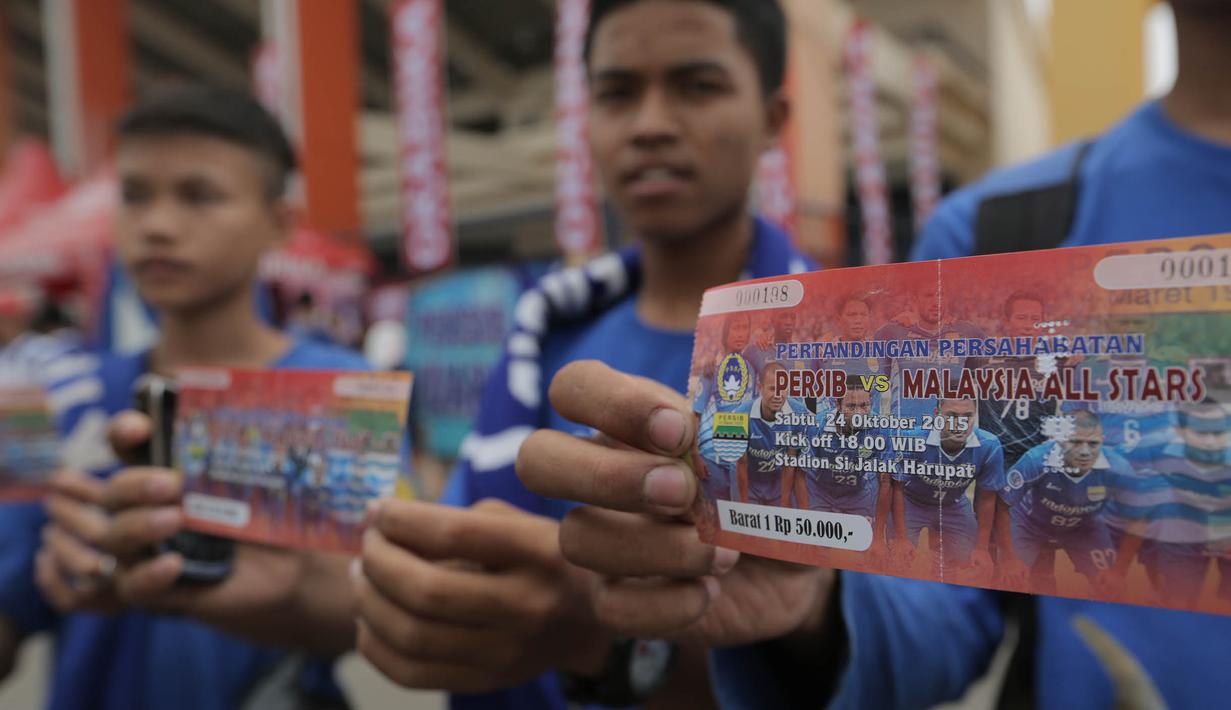Bobotoh menunjukan tiket pertandingan antara Persib Bandung melawan Malaysia All Stars di Stadion Si Jalak Harupat, Bandung, Sabtu (24/10/2015). (Bola.com/Nicklas Hanoatubun)