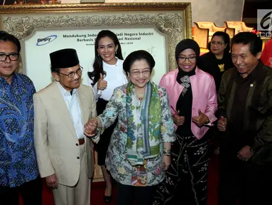 Presiden ke-3 BJ Habibie berfoto bersama Presiden ke-5 Megawati usai menghadiri acara Dialog Nasional di gedung BPPT, Jakarta, Rabu (9/5). (Liputan6.com/JohanTallo)