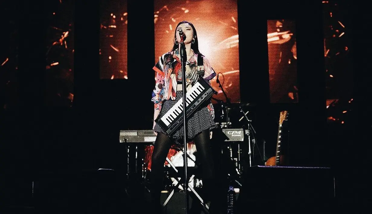 Ditanya soal tantangan dalam membuat lagu, Isyana mengatakan kalau menulis lagu adalah terapi untuk dirinya dalam berkarya. Jadi ia tak menemukan paksaan, terlebih soal tantangan. (Instagram/isyanasarasvati)