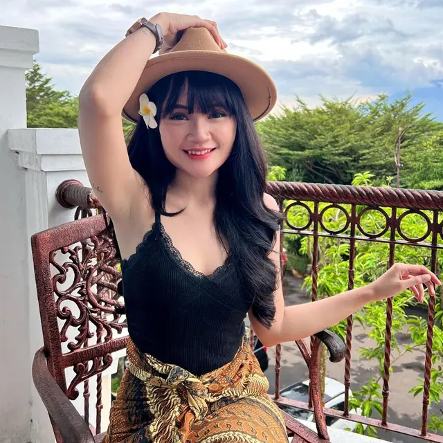 7 Potret Fanny Soegi, Pelantun 'Asmalibrasi' yang Viral di TikTok