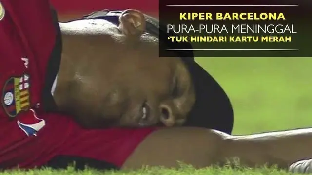 Video Maximo Banguera kiper Barcelona SC asal Ekuador yang mengelabui wasit dengan cara pura-pura pingsan untuk menghindari kartu merah.