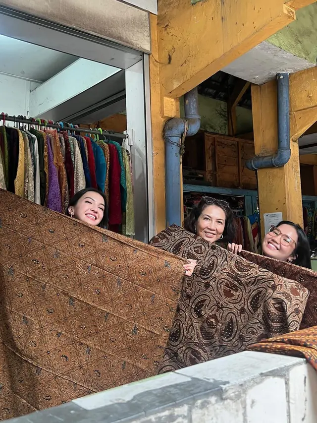 7 Momen Seru Raline Shah Belanja Batik di Pasar Bringharjo, Tampil Menawan