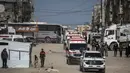 Pembukaan ini ditujukan terutama bagi pasien medis yang membutuhkan perawatan di luar negeri, pemegang paspor asing, dan pelajar. Tampak dalam foto, konvoi yang mengangkut warga Palestina menuju penyeberangan perbatasan Rafah dengan Mesir setelah dibuka untuk pertama kalinya sejak perang AS-Israel dengan Iran dimulai, di Khan Yunis pada 19 Maret 2026. (Bashar TALEB/AFP)