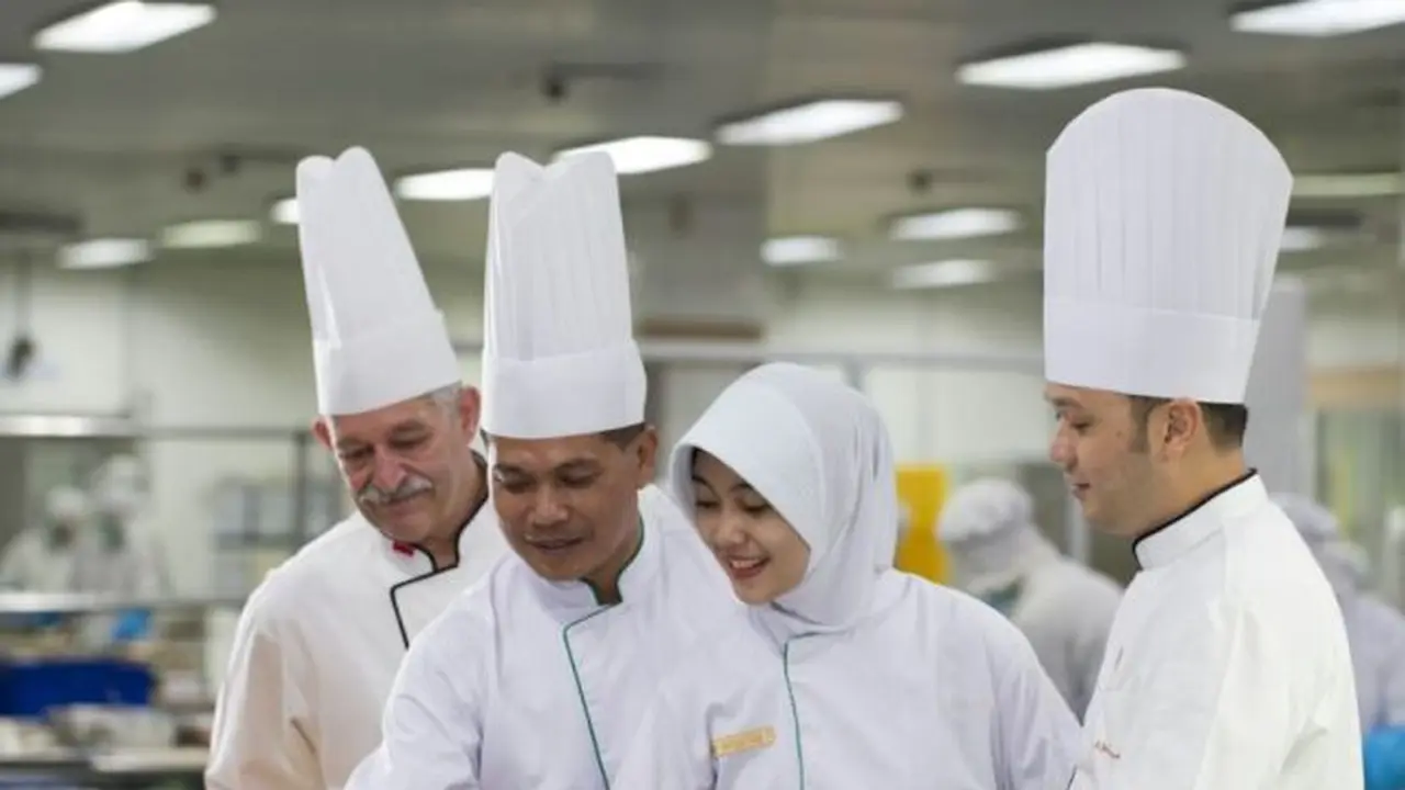 Para koki menyiapkan masakan untuk Raja Salman