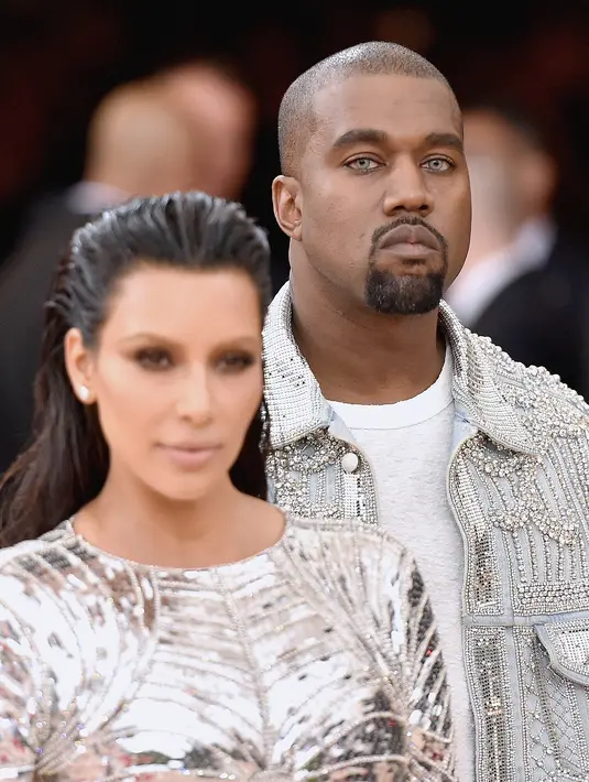 "Kamu terlihat sedikit aneh dengan busana seperti itu, ayolah kawan, tunjukan gaya fesyen yang terbaik," tulis netizen di akun twitter Kanye West. (AFP/Bintang.com)