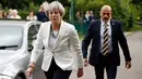 PM Inggris Theresa May mendatangi TPS Kota Maidenhead untuk memberikan suaranya dalam pemilu Inggris, Kamis (8/6). Sebanyak 650 anggota parlemen Westminster akan dipilih, dengan sekitar 46,9 juta orang terdaftar untuk memilih. (AP Photo/Alastair Grant)