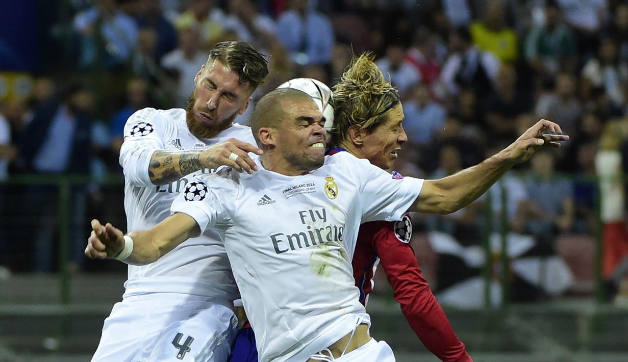 Duel antara pemain Atletico Madrid dan Real Madrid dalam final Liga Champions di Stadion San Siro, Milan, Minggu (29/5/2016) dini hari WIB. (AFP/Olivier Morin)