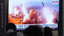 Sebuah layar TV menampilkan gambar peluncuran misil Korea Utara selama program berita di Stasiun Kereta Api Seoul di Seoul, Korea Selatan, Jumat (10/3/2023). Laporan media pemerintah pada Jumat di kesempatan itu, Kim Jong Un meminta pasukannya untuk mempertajam kesiapan tempur mereka dalam menghadapi "gerakan persiapan perang" dari saingannya. (AP Photo/Ahn Young-joon)