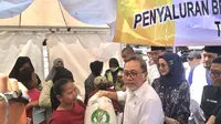 Mendag Zulkifli Hasan saat memimpin Operasi Pasar Beras di Pasar Legi, Surakarta, Jawa Tengah pada Minggu (24/9/2023).