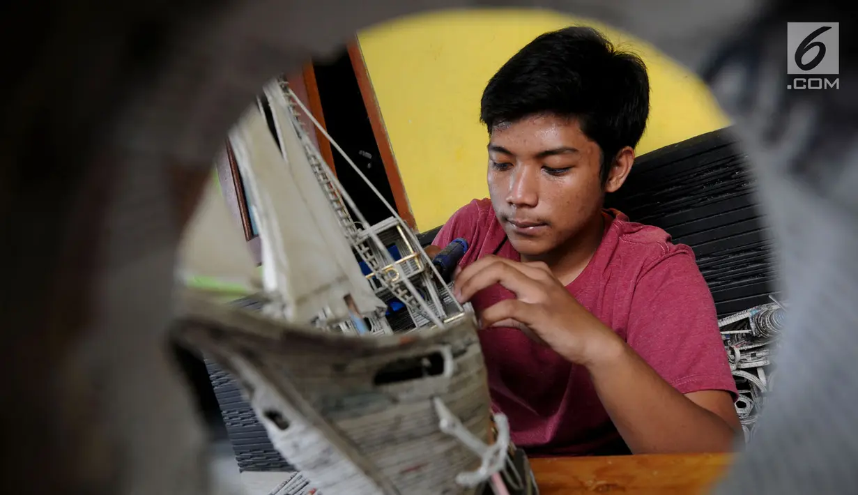 Perajin menyelesaikan pembuatan kerajinan tangan berbahan baku limbah koran di Dapur Akasia Art, Pamulang, Tangerang Selatan, Banten, Kamis (20/6/2019). Kerajinan tangan tersebut dijual dengan harga Rp 35 ribu-Rp 150 ribu per buah. (merdeka.com/Arie Basuki)