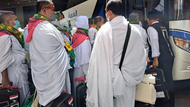 Calon haji Indonesia berangkat ke Arafah dari Makkah, Kamis 7 Juli 2022. (Liputan6.com/Mevi Linawati)