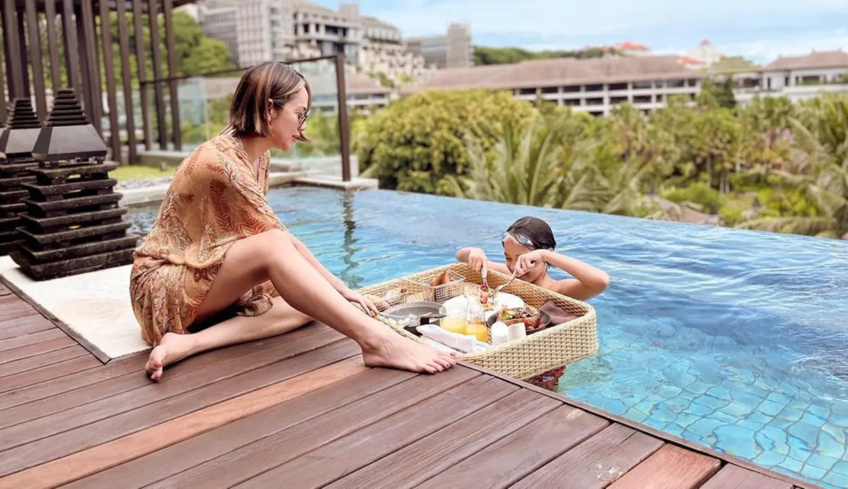 BCL terlihat begitu senang melihat Noah Sinclair tampak antusias saat makan hidangan di kolam renang. Momen healing kebersamaan BCL dengan Noah ini curi perhatian. Tak heran foto ini banjir like dan komentar dari netizen. (Liputan6.com/IG/bclsinclair)