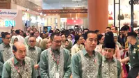 Menteri Perdagangan (Mendag) Zulkifli Hasan mendampingi Presiden Jokowi saat menghadiri Pameran Inacraft di JCC, Jakarta