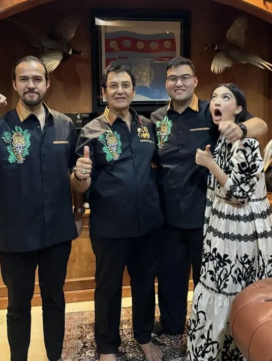 Dalam momen penting tersebut, tampak Raline mengenakan dress panjang putih dengan aksen bordiran warna hitam yang membuat gayanya elegan.  [@ralineshah]